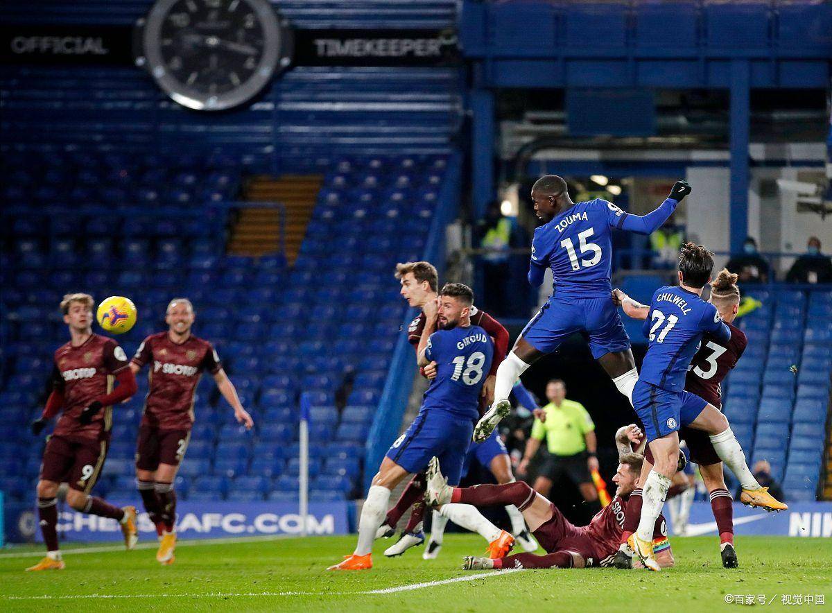 关于足球联赛中一场激烈的争夺引发球迷狂热的信息