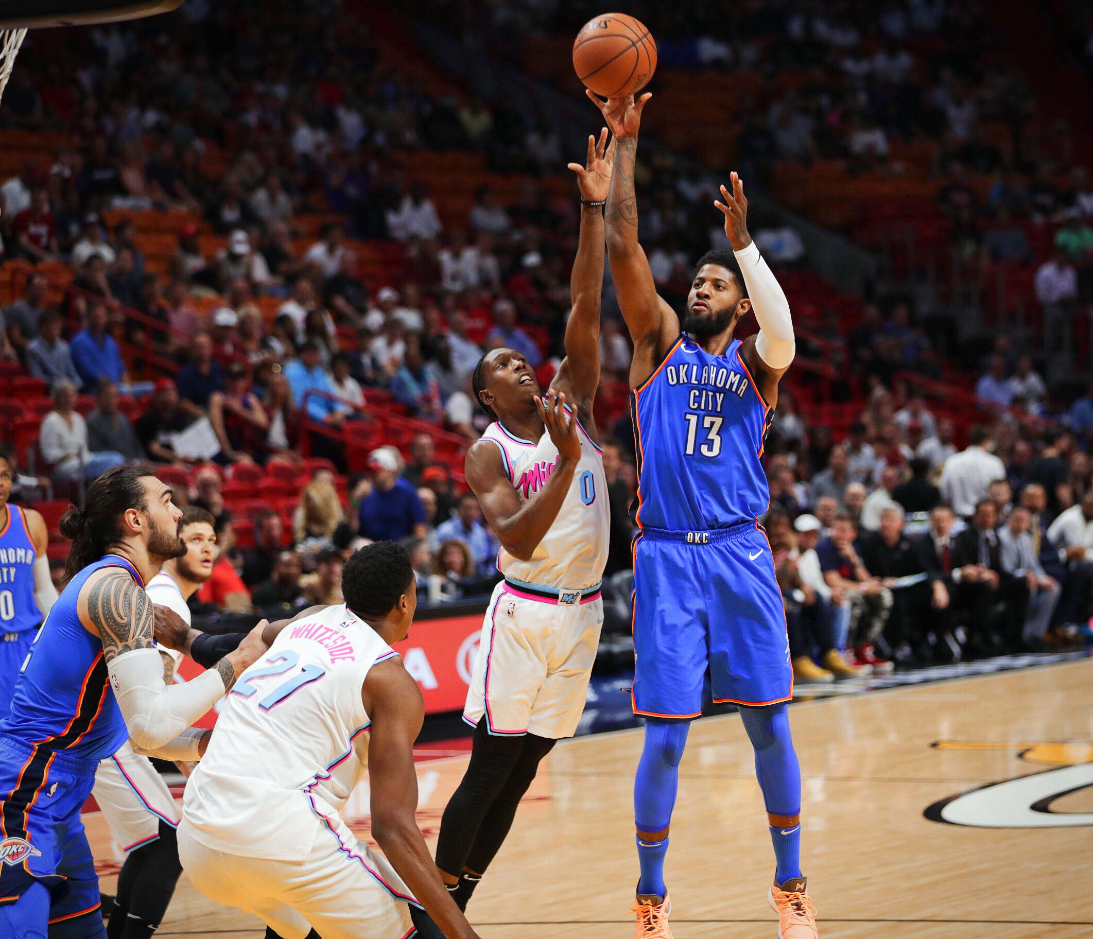 包含重庆斯威惊险逆转，球迷欢呼雀跃的词条