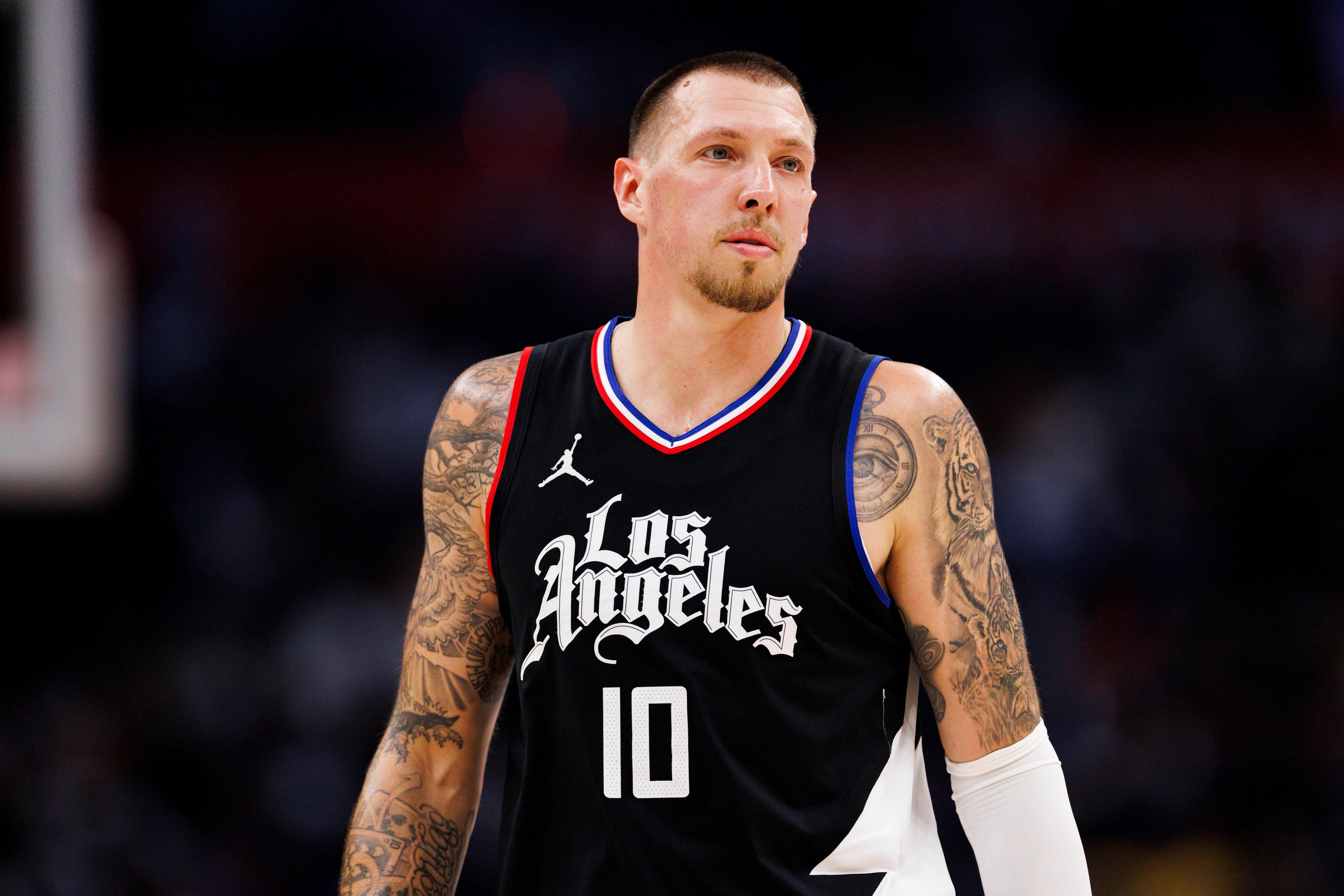 包含欧洲篮球俱乐部将延长球员合同期限的词条