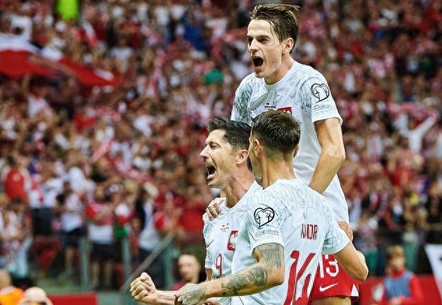 包含引爆激情的欧预赛比赛开启，球队全员备战的词条