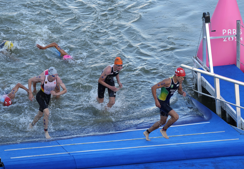 冬季铁人三项比赛中法国选手称霸 冬季铁人三项比赛中法国选手称霸