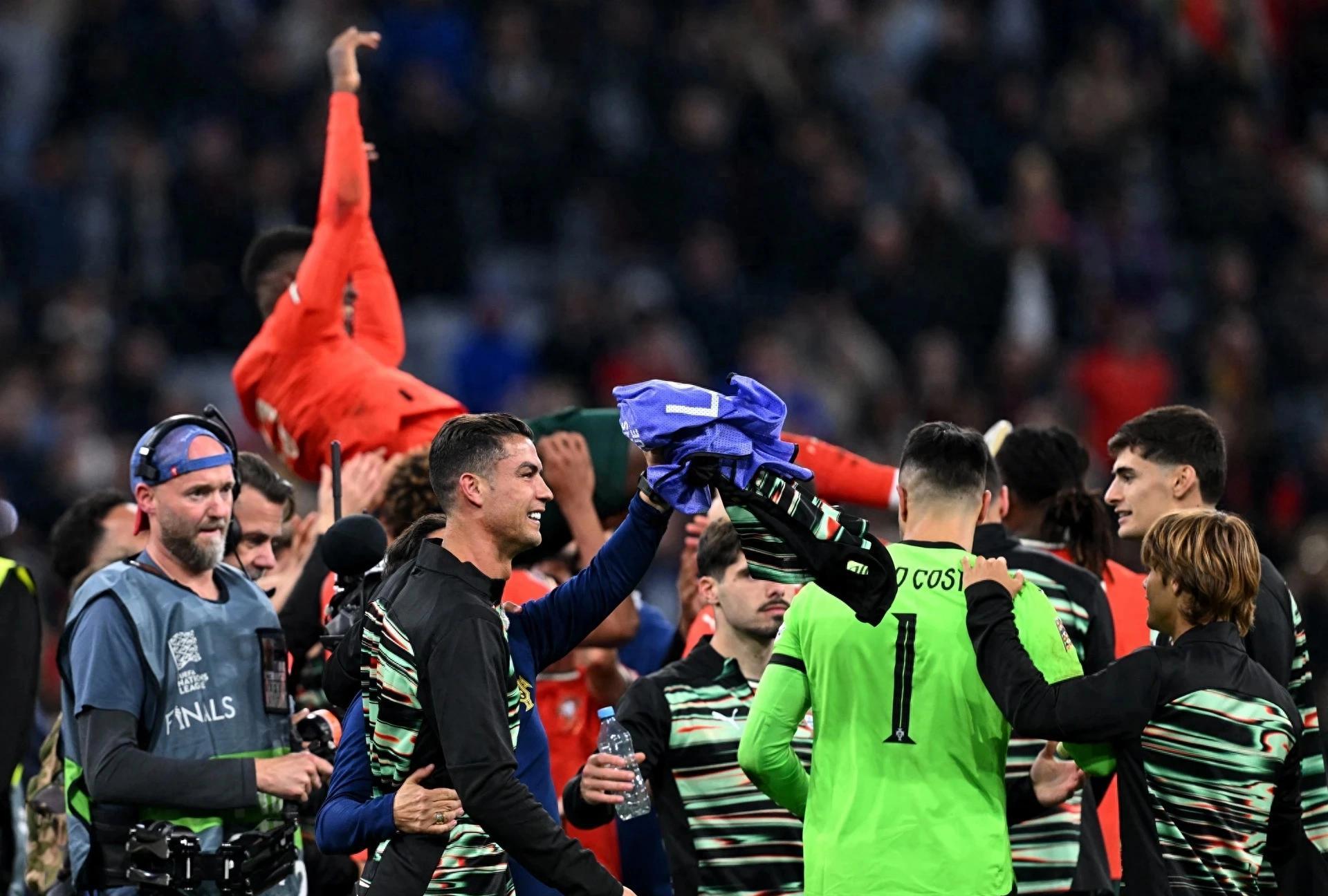 包含葡萄牙神锋再度爆发,带领球队走向胜利的词条 包含葡萄牙神锋再度爆发,带领球队走向胜利的词条