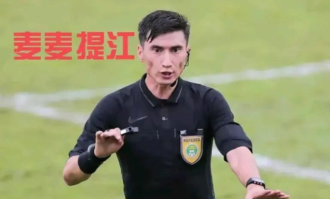 意外暴力冲突，裁判被球迷围殴