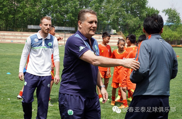 关于沃尔夫斯堡队教练表扬球员拼搏精神的信息