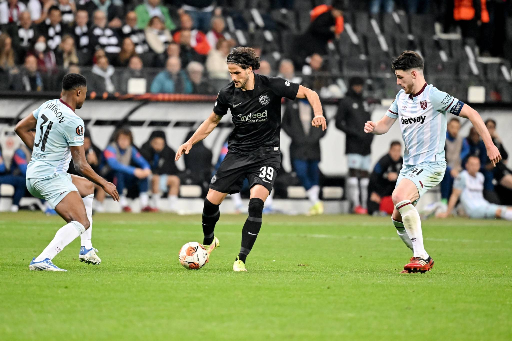 包含弗赖堡连续胜利，稳坐德甲榜首位置的词条