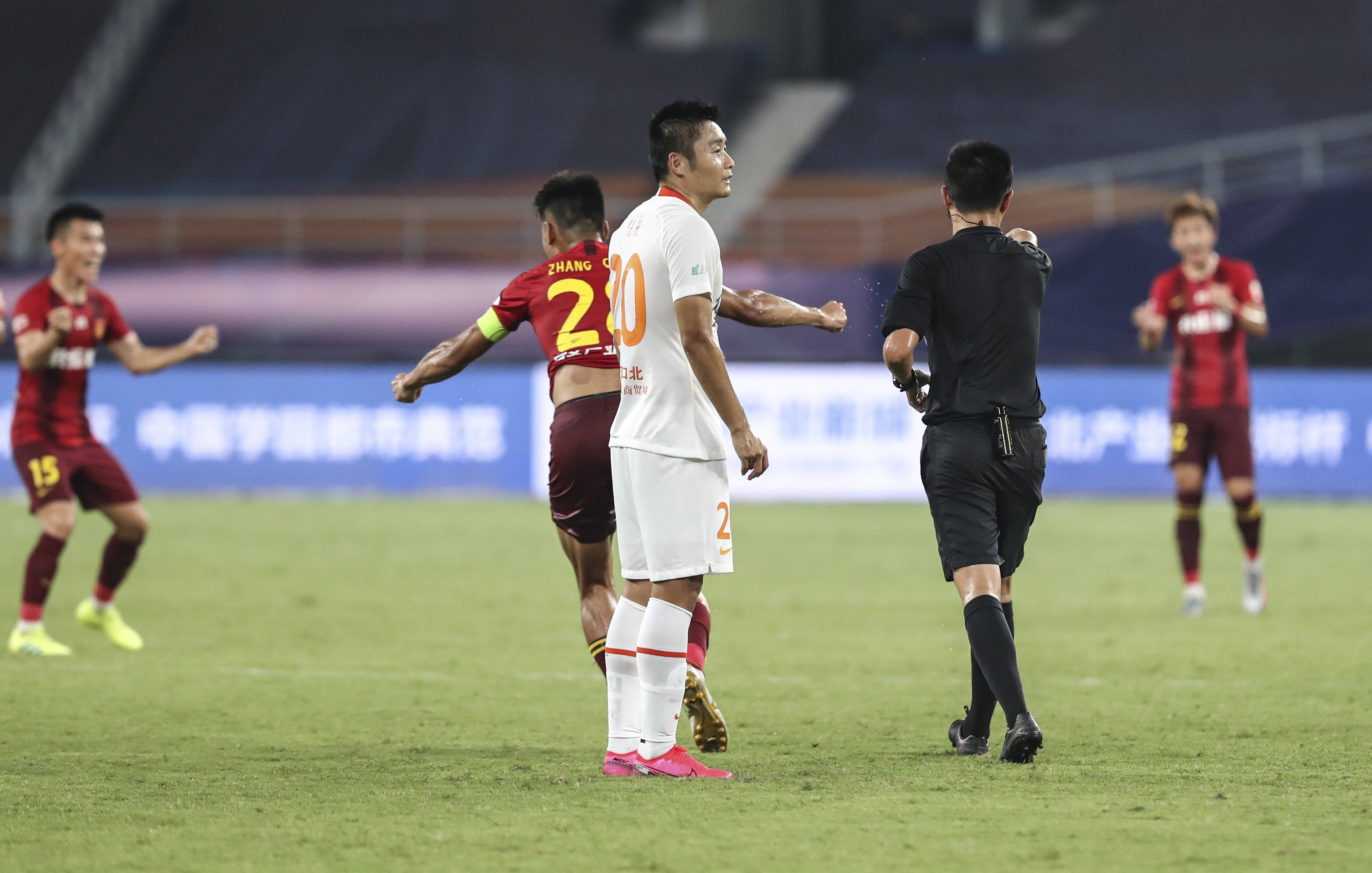 关于武汉卓尔迎战河北华夏幸福，谁能笑到最后的信息