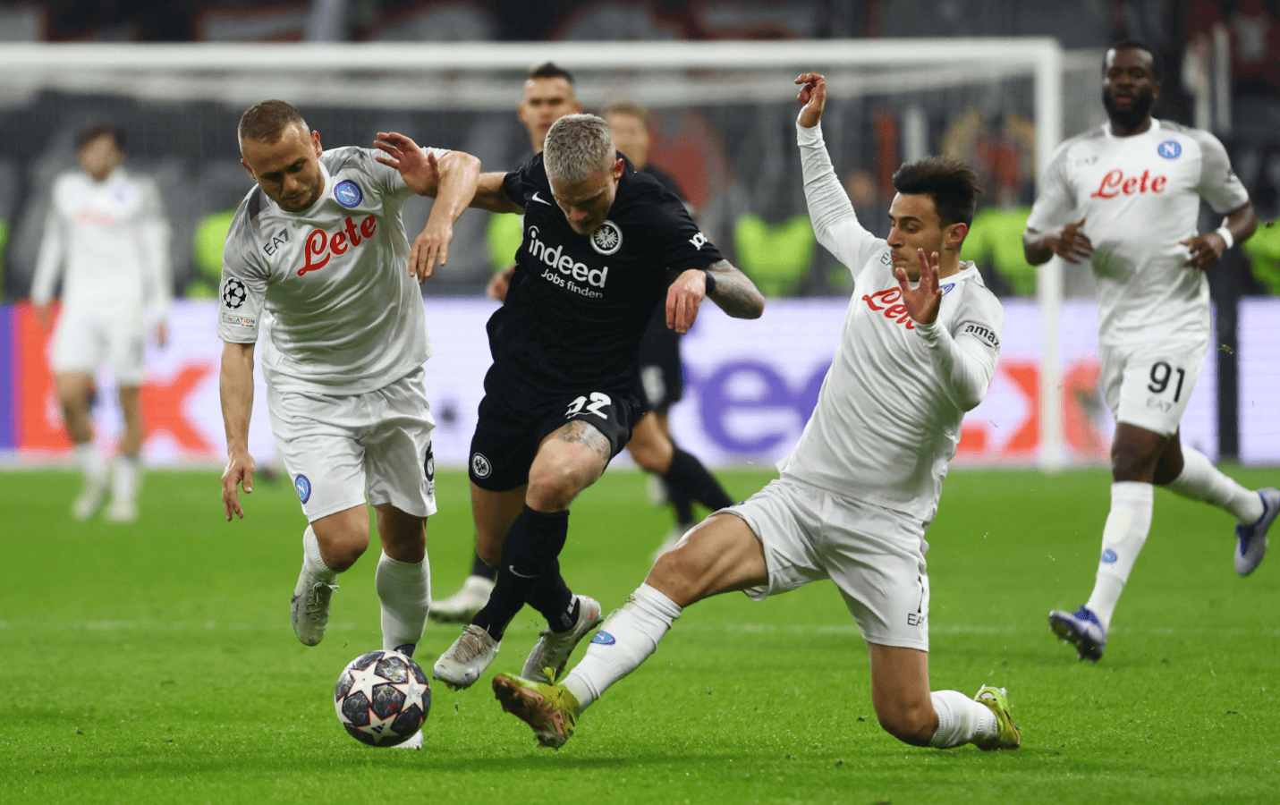 奥格斯堡防线再添新伤，困扰球队战术安排的简单介绍