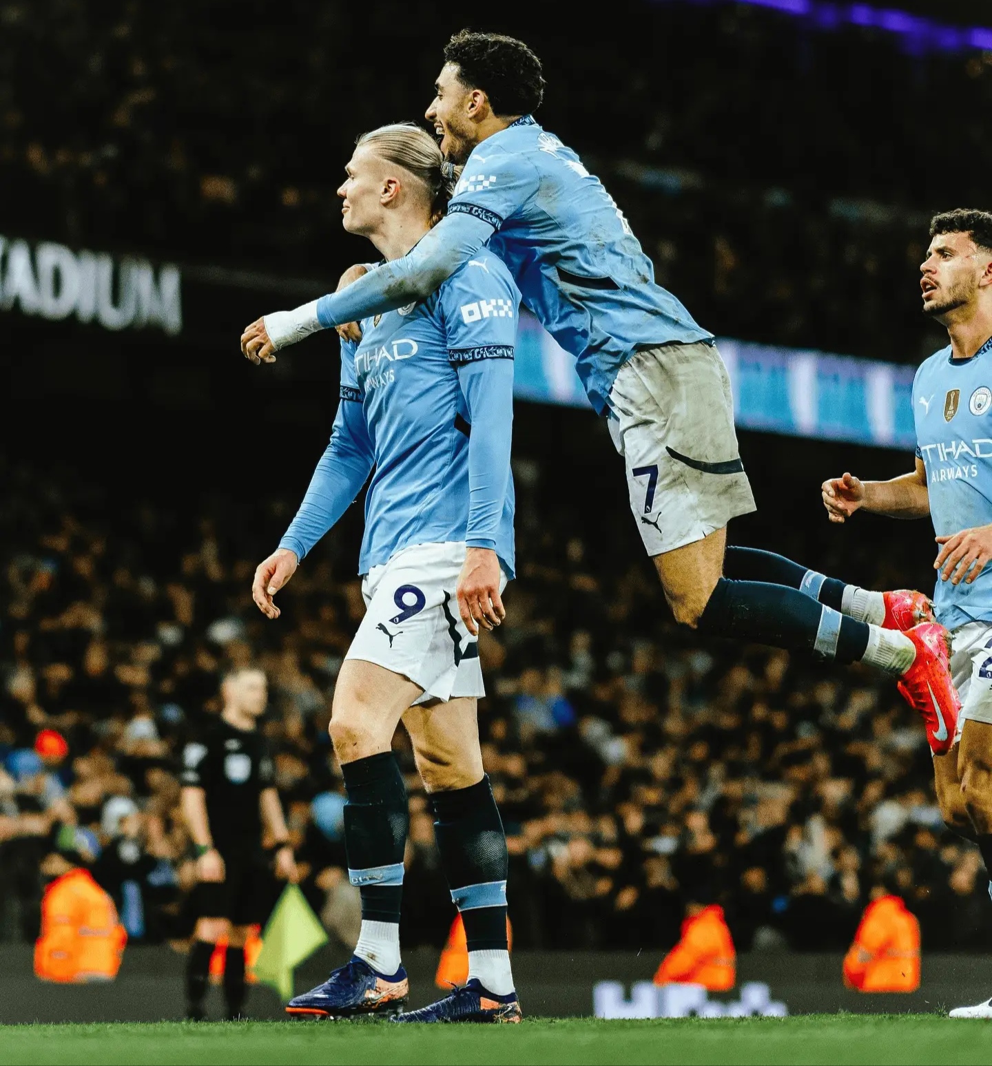 曼城主场大胜，德布劳内连续破门进球